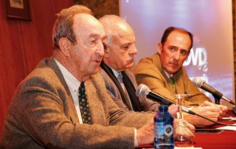 Ponentes y moderador durante el desarrollo del acto en la sacristía de San Francisco. / GABRIEL GÓMEZ