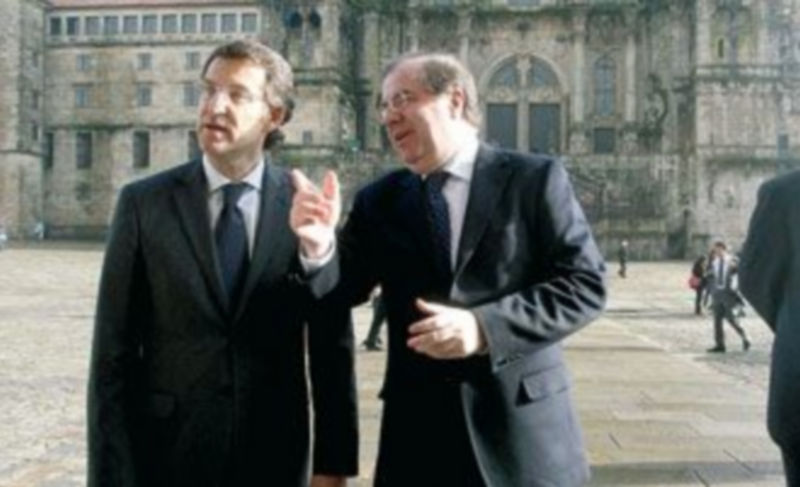 Juan Vicente Herrera (d) y Núñez Feijóo charlan en la plaza del Obradoiro momentos antes de rubricar el acuerdo. / ICAL