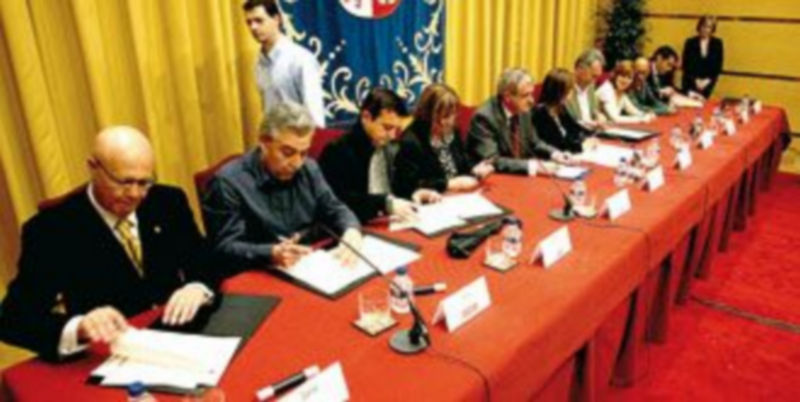 Imagen de archivo del pacto suscrito en abril de 2008 entre la Consejería de Sanidad y los sindicatos. /ICAL