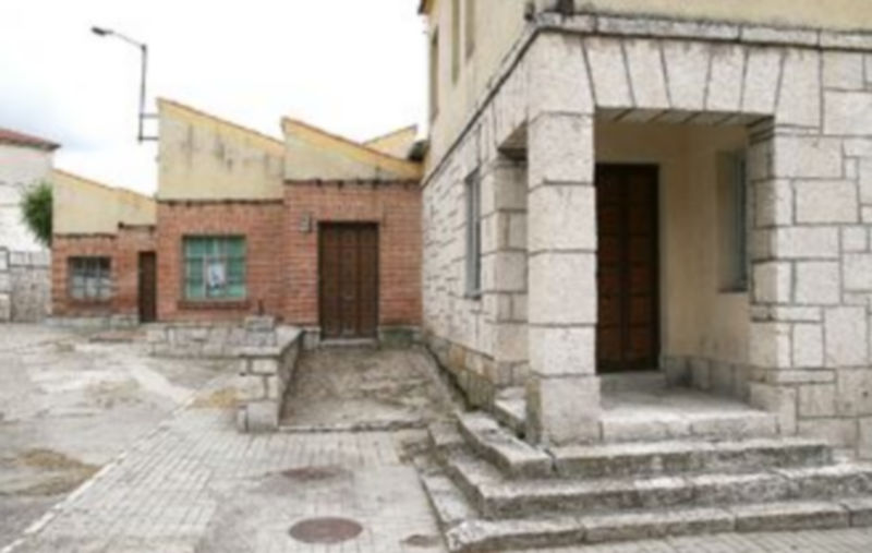 El nuevo edificio se levantará en el espacio que ahora acoge las aulas de párvulos y la casa del conserje. / GABRIEL GÓMEZ