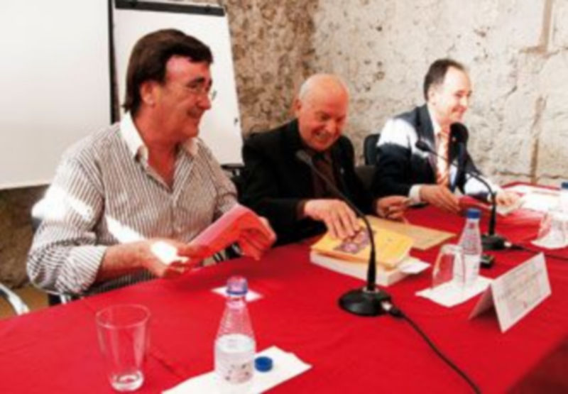 El alcalde de la villa y el director de las Jornadas flanquean al Cronista Oficial de la villa/GABRIEL GÓMEZ