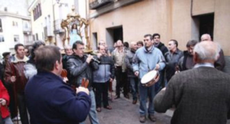 La procesión ascendió a San Esteban por la calle San Julián por las obras en un edificio de la Plaza Mayor. / Gabriel Gómez