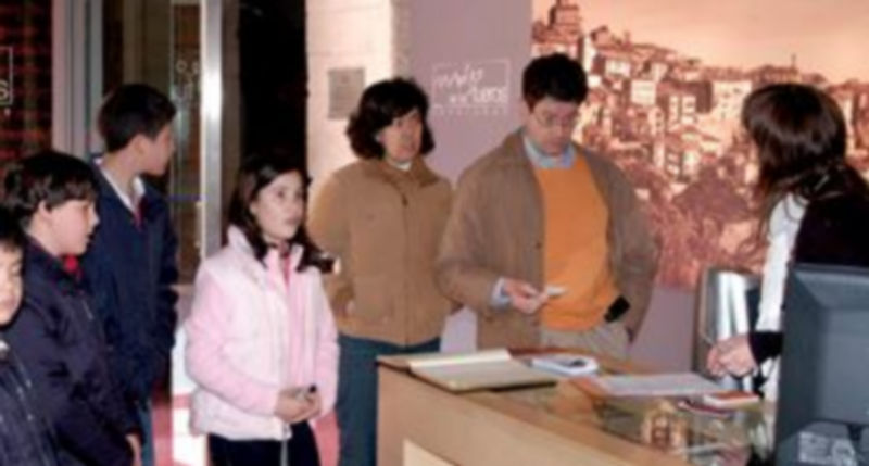 Se ofrece trabajo en pueblos 1 Una familia es atendida por una informadora turística