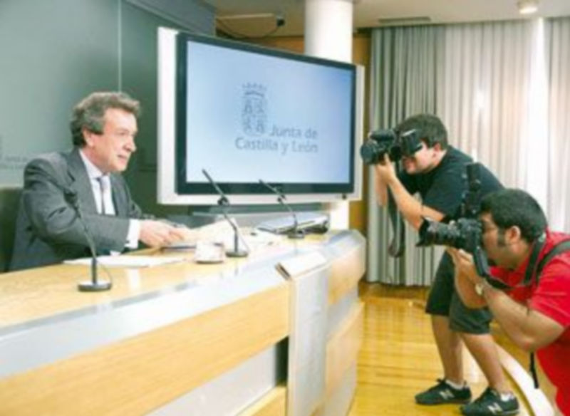 José Antonio de Santiago-Juárez explica los acuerdos del Consejo de Gobierno. / ICAL