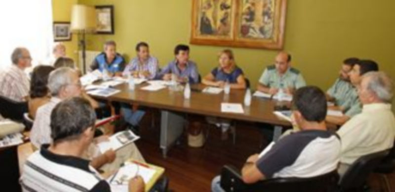 Un momento del desarrollo de la Junta de Seguridad celebrada ayer en el Ayuntamiento de la villa. / Gabriel Gómez