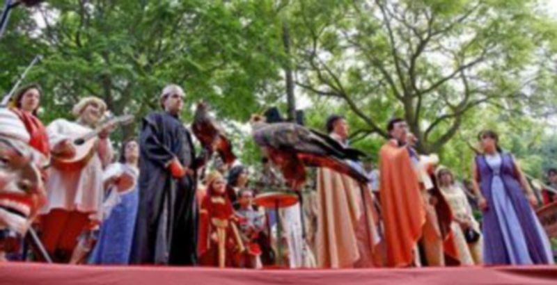 Un momento de la inauguración del certamen con las autoridades y su séquito sobre el escenario./ Gabriel Gómez