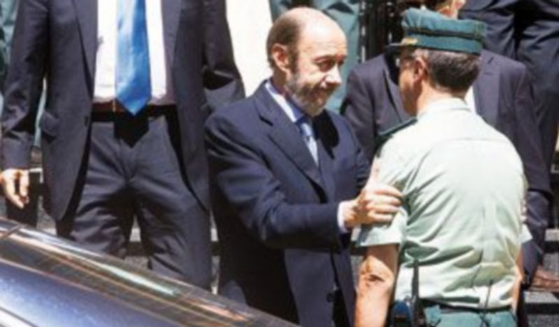 El ministro del Interior apoyó a la Guardia Civil de Burgos horas después de la bomba de ETA en la casa cuartel. / VALDIVIELSO