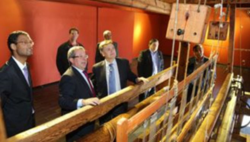 El presidente de la Diputación y sus acompañantes pudieron ver en Bernardos un telar del siglo XIX. / El Adelantado