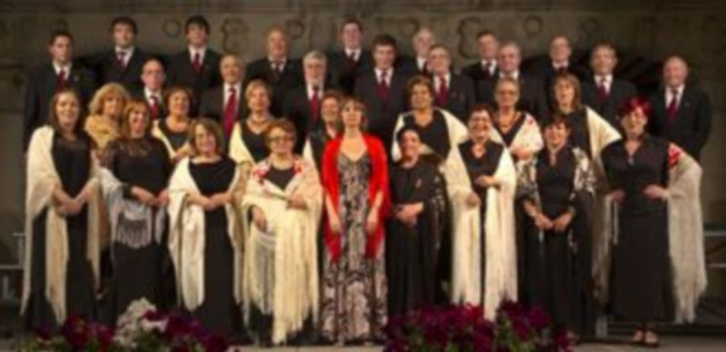 La Coral Cuellarana durante una de sus actuaciones en su festival en el Patio de Armas del Castillo./ Gabriel Gómez