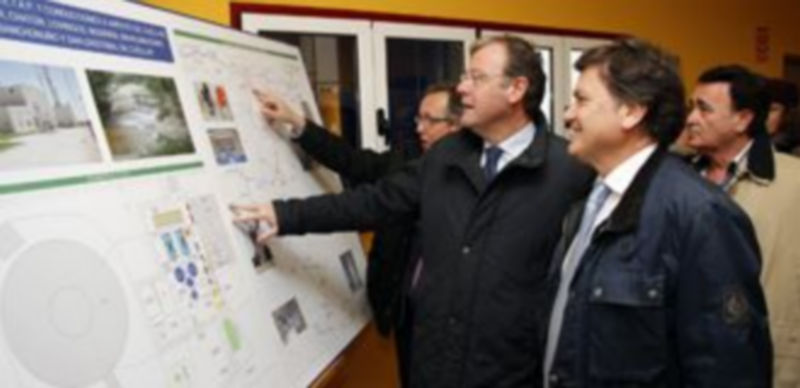 El consejero y el resto de autoridades observan la red de distribución del agua sobre un panel / Gabriel Gómez