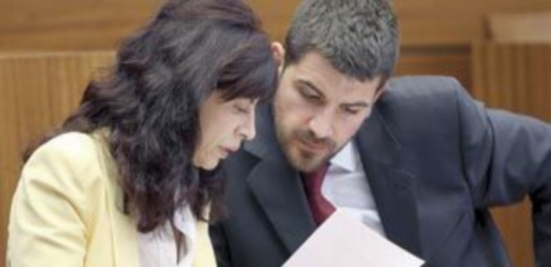 Ana Redondo conversa con David Jurado momentos antes de la intervención en el Pleno. / RUBÉN CACHO (ICAL)