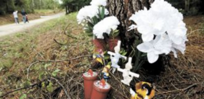 Varios ramos de flores y regalos aparecieron ayer en el lugar donde fue encontrado el cuerpo de la niña. / Lavandeira JR. (Efe)