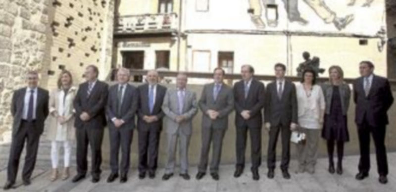 La Comunidad y La Rioja refuerzan la atención a personas vulnerables 1 Foto de familia de los consejeros de La Rioja y Castilla y León