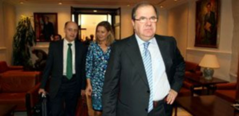 El endeudamiento eleva unas cuentas para salir de la crisis 1 El presidente de la Junta acude a explicar el proyecto de ley de Presupuestos tras su aprobación en el Consejo de Gobierno. / Ical