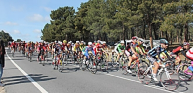 La Clásica de la Chuleta a su paso por la carretera de Arroyo de Cuéllar