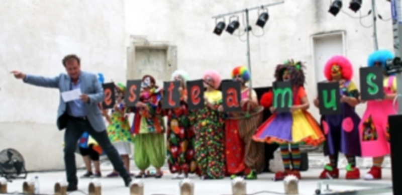 Fernando Cayo recitó un pregón de Luis Araújo en el que interactuó con todo el público asistente en la nave central de San Francisco./ Chantal Núñez