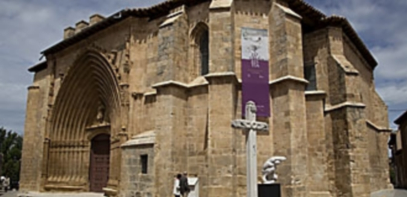 Unos turistas frente a una de las iglesias en las que se ha celebrado la última exposición de Las Edades del Hombre. / JCYL