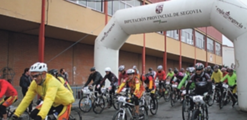 Los participantes iniciaron la marcha puntualmente desde el Pabellón Polideportivo. / Chantal Núñez