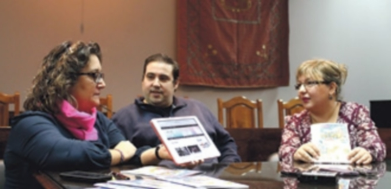 Un momento de la presentación ayer en el Ayuntamiento de Cuéllar. / Chantal Núñez