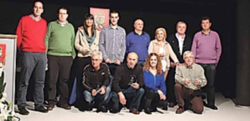 El Club Atlético entregó los Premios al deporte de este año 1 Todos los premiados posaron orgullosos con sus trofeos al final de una emotiva gala en la que se reconocieron su esfuerzo y méritos./ Chantal Núñez