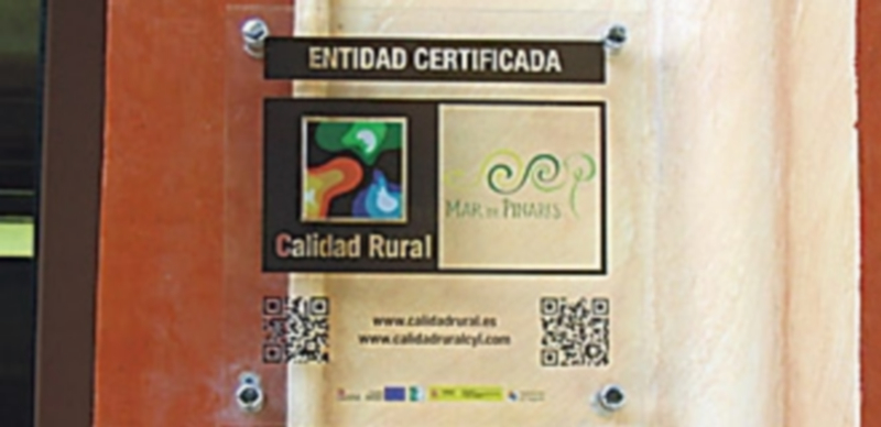 El distintivo de Calidad Rural se encuentra en multitud de establecimientos de la comarca. / El Adelantado