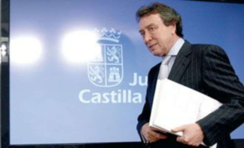 José Antonio de Santiago-Juárez a su llegada a la rueda de prensa para explicar el Consejo de Gobierno. / Ical