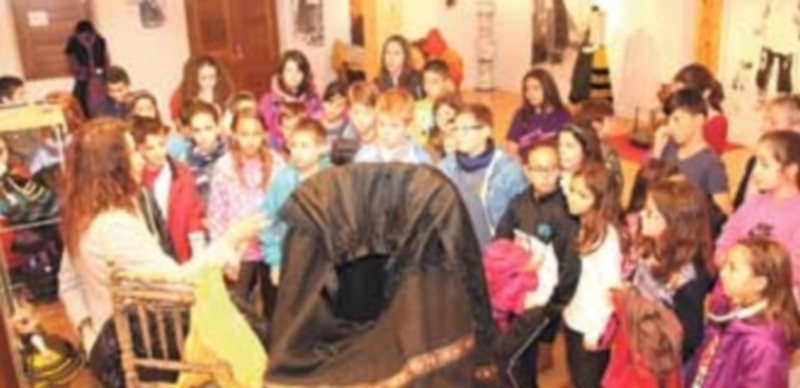 Alumnos de sexto de Primaria del Colegio Santa Clara en su visita a la exposición del Centro Tenerías