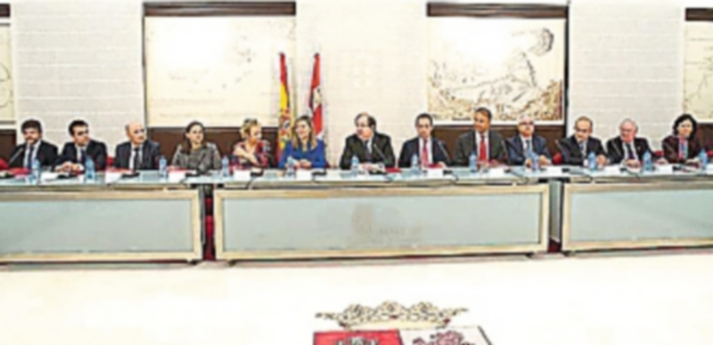 Juan Vicente Herrera(c) presidió junto a la consejera de Economía y Hacienda