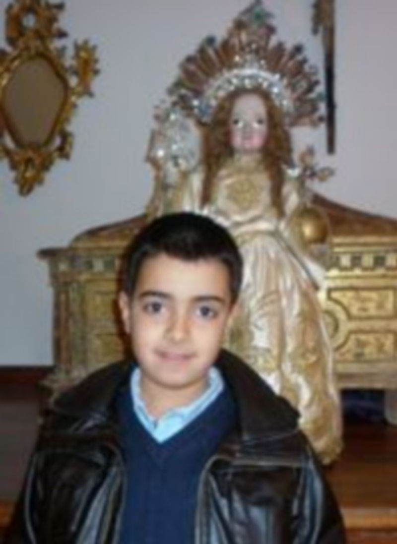 José María Pilar ante la imagen del Niño de la Bola. / J. C. LLORENTE