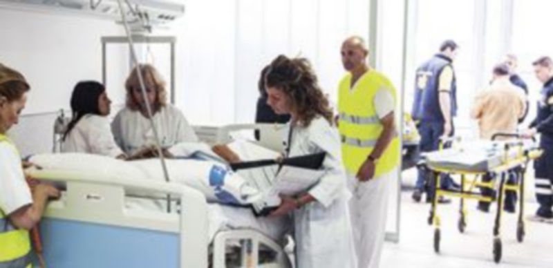 Diagnóstico exprés para detectar patologías graves 1 Un médico atiende a un paciente en el Hospital General Yagüe de Burgos. / Ricardo Ordóñez ( ICAL)