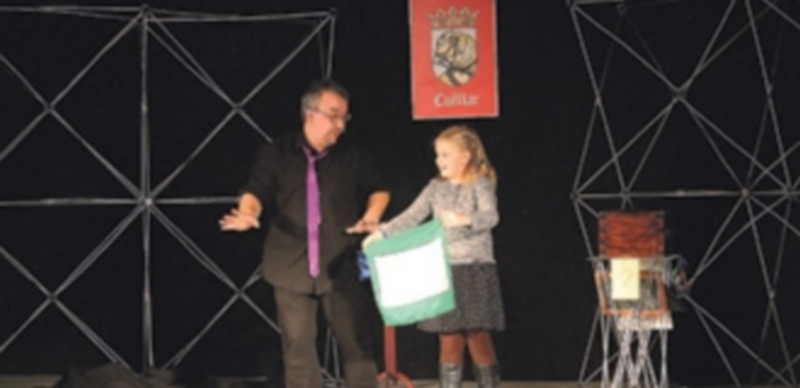 Óscar Escalante en su función contando con la ayuda de una niña para desarrollar su truco. / Chantal Núñez