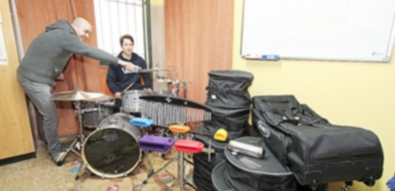 Alumno de percusión junto a su profesor en la Escuela de Música ‘Cecilio de Benito’. / C.N.