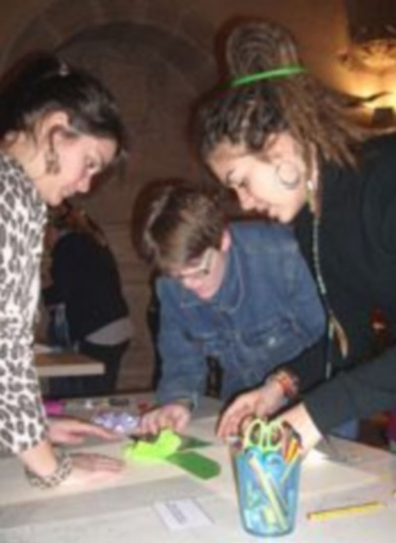 Dos imágenes de los alumnos del Máster en Comunicación con Fines Sociales en el taller de creatividad realizado en el Museo de Arte Contemporáneo Esteban Vicente. / Uva