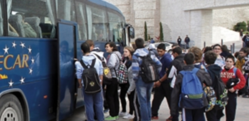 Alumnos de secundaria ayer haciendo uso del transporte escolar. / Gabriel Gómez