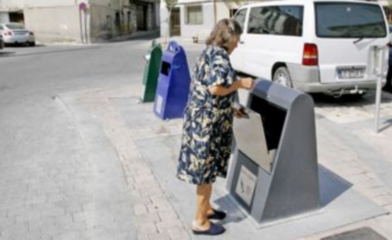 Los contenedores se instalarán en las islas ecológicas de 13 municipios de la Comunidad. /Gabriel Gómez