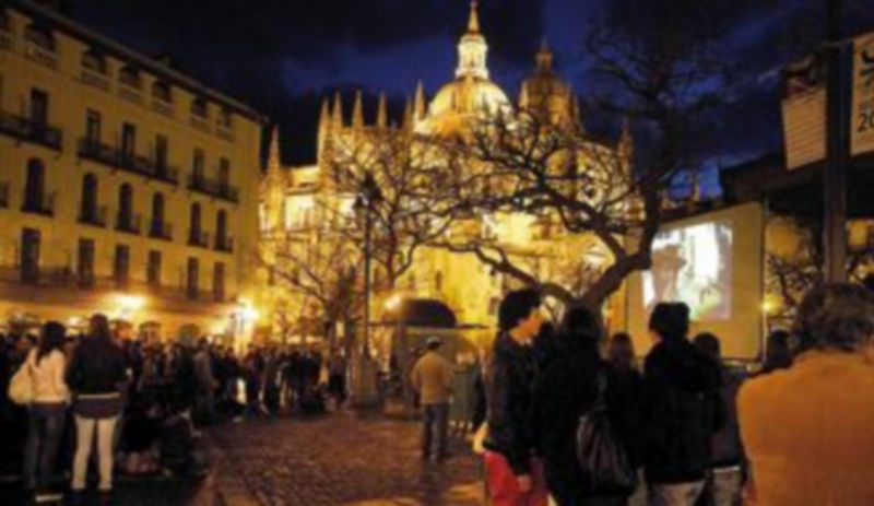 El público pudo seguir en la Plaza Mayor la retransmisión de la gala de la primera edición de Publicatessen./El Adelantado