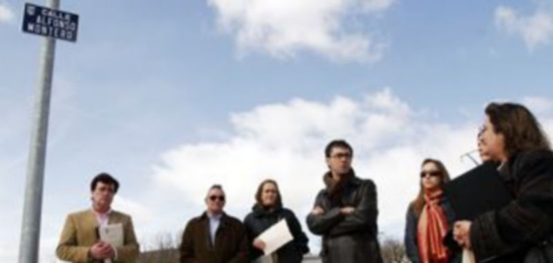 La placa de la  Ronda José Antonio Manzanares fue la primera en descubrirse. / Gabriel Gómez