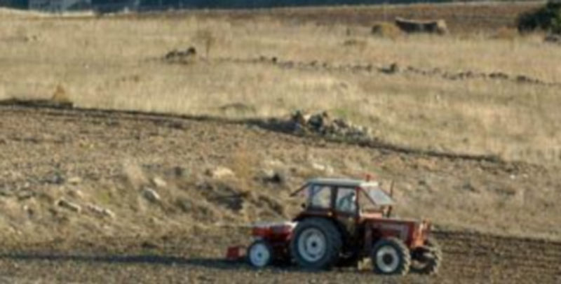 Un agricultor trabaja en las inmediaciones de la capital segoviana. / Juan Martín