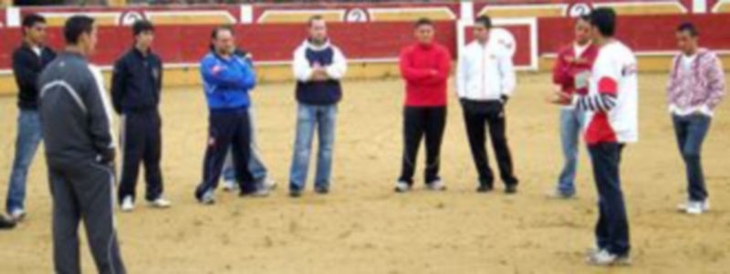 Monitores y participantes en la primera sesión del curso. / El Adelantado