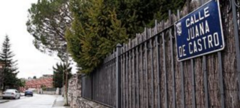 Una de las placas que da nombre a una de las calles de la Urbanización Las Lomas / Gabriel Gómez