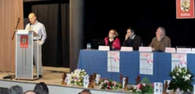 El doctor Jesús Silva durante su presentación en la sala cultural Alfonsa de la Torre. / Chantal Núñez