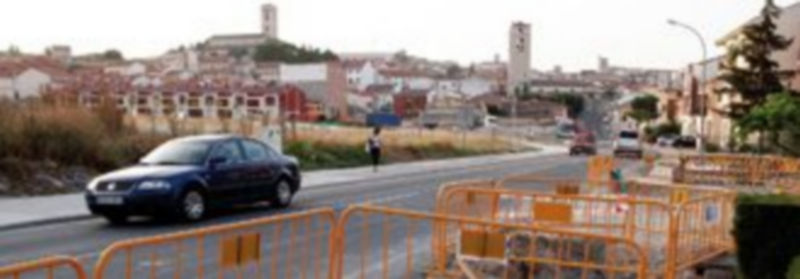 Estado actual de las obras del acceso a la villa desde la carretera de Arévalo. / Gabriel Gómez