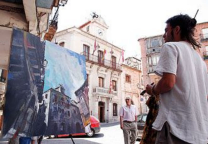 Uno de los participantes en la edición de 2008 realizando su obra en la que reproduce el edificio consistorial ./GABRIEL GÓMEZ