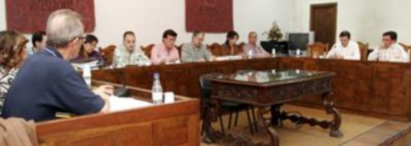 Los ediles aprobaron por unanimidad la inclusión de la villa en el colectivo de organizadores de festejos. / Gabriel Gómez