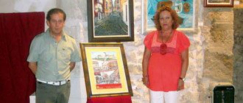 De la Rosa junto a algunas de sus obras en la Sacristía./EL ADELANTADO