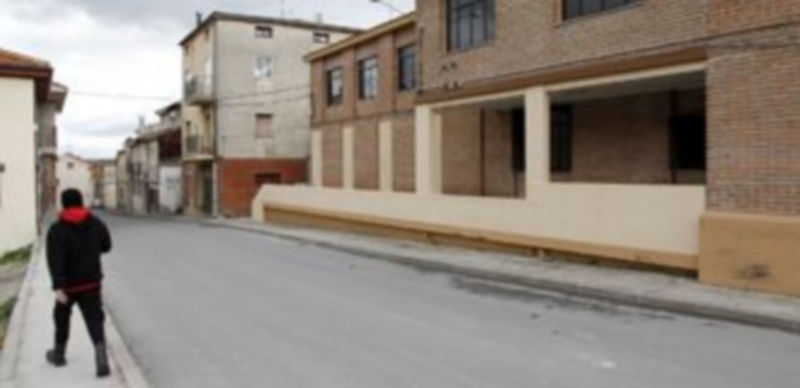 Edificio de la antigua Sección Femenina ubicado en la Ronda de San Bartolomé junto a la Huerta del Duque. /Gabriel Gómez