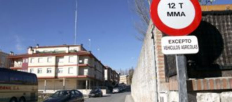 La última medida adoptada prohibe el tráfico a partir de 12 toneladas por las vías secundarias. / Gabriel Gómez