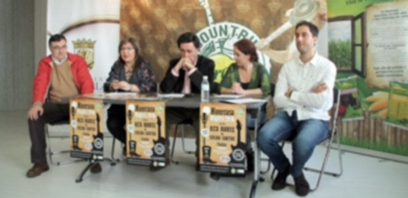 Concejales y alcalde junto a los responsables de Huercasa en la presentación del evento. / Chantal Núñez