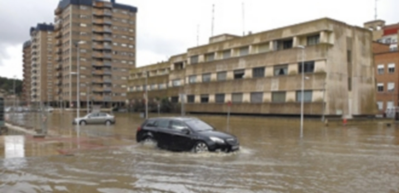 Acaba la situación de emergencia por las inundaciones en Burgos 1 Un vehículo intenta avanzar por las calles anegadas de Miranda de Ebro durante la crecida del río. / Efe