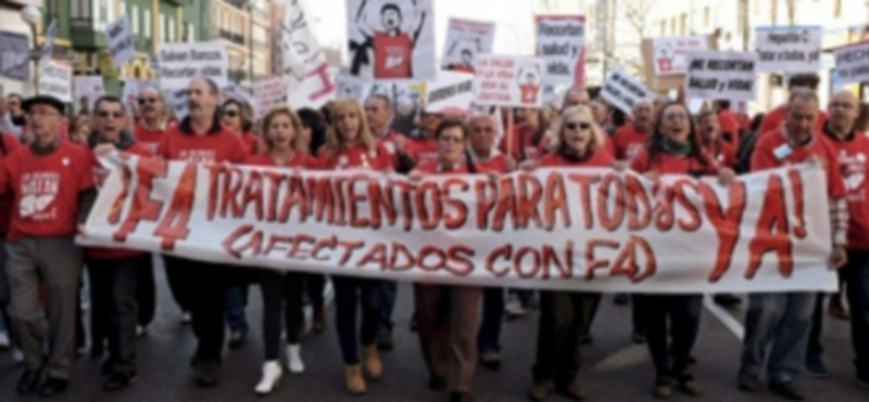 Sanidad cita hoy a las Comunidades para ver cómo paga el medicamento 1 Los afectados por la Hepatitis C se movilizaron ayer de nuevo en el centro de Madrid para exigir al Gobierno soluciones cuanto antes. / Efe